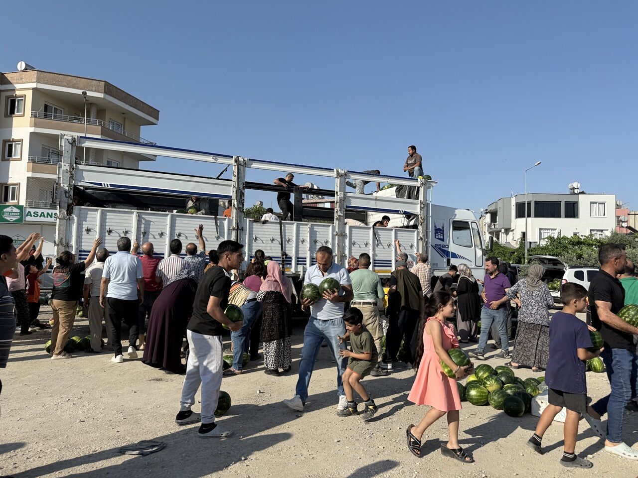 İsimsiz Hayırsever 30 Ton Karpuzu Vatandaşlara Ücretsiz Dağıttı (3)