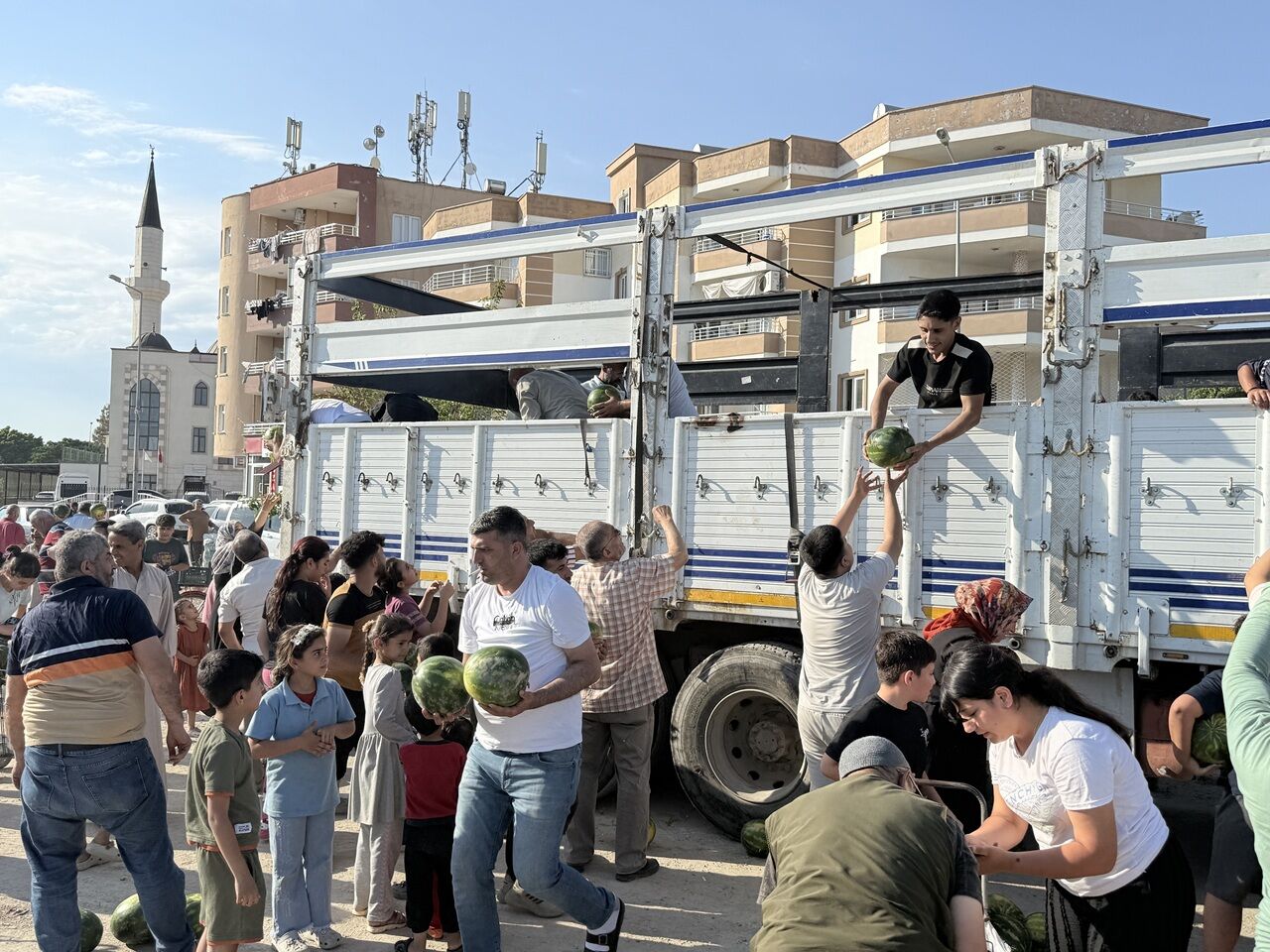 İsimsiz Hayırsever 30 Ton Karpuzu Vatandaşlara Ücretsiz Dağıttı (4)