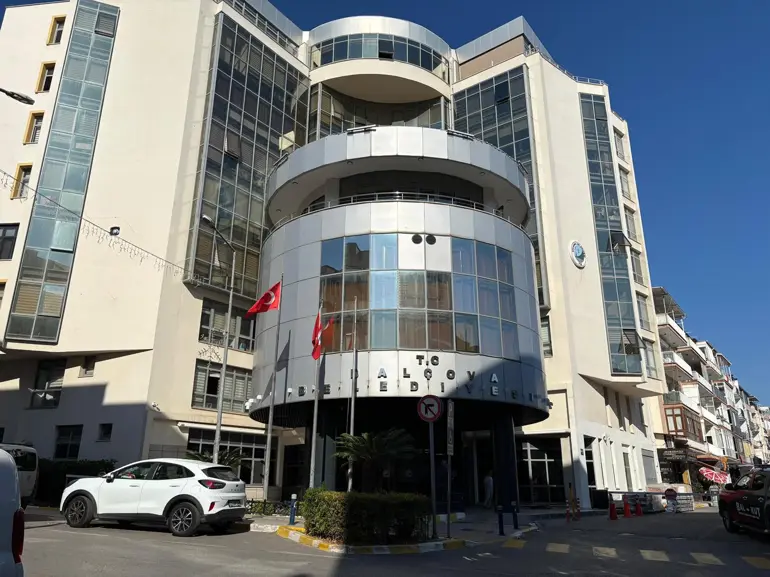 İzmir'de Seferihisar Ve Balçova Belediye Başkanları Gözaltına Alındı 1