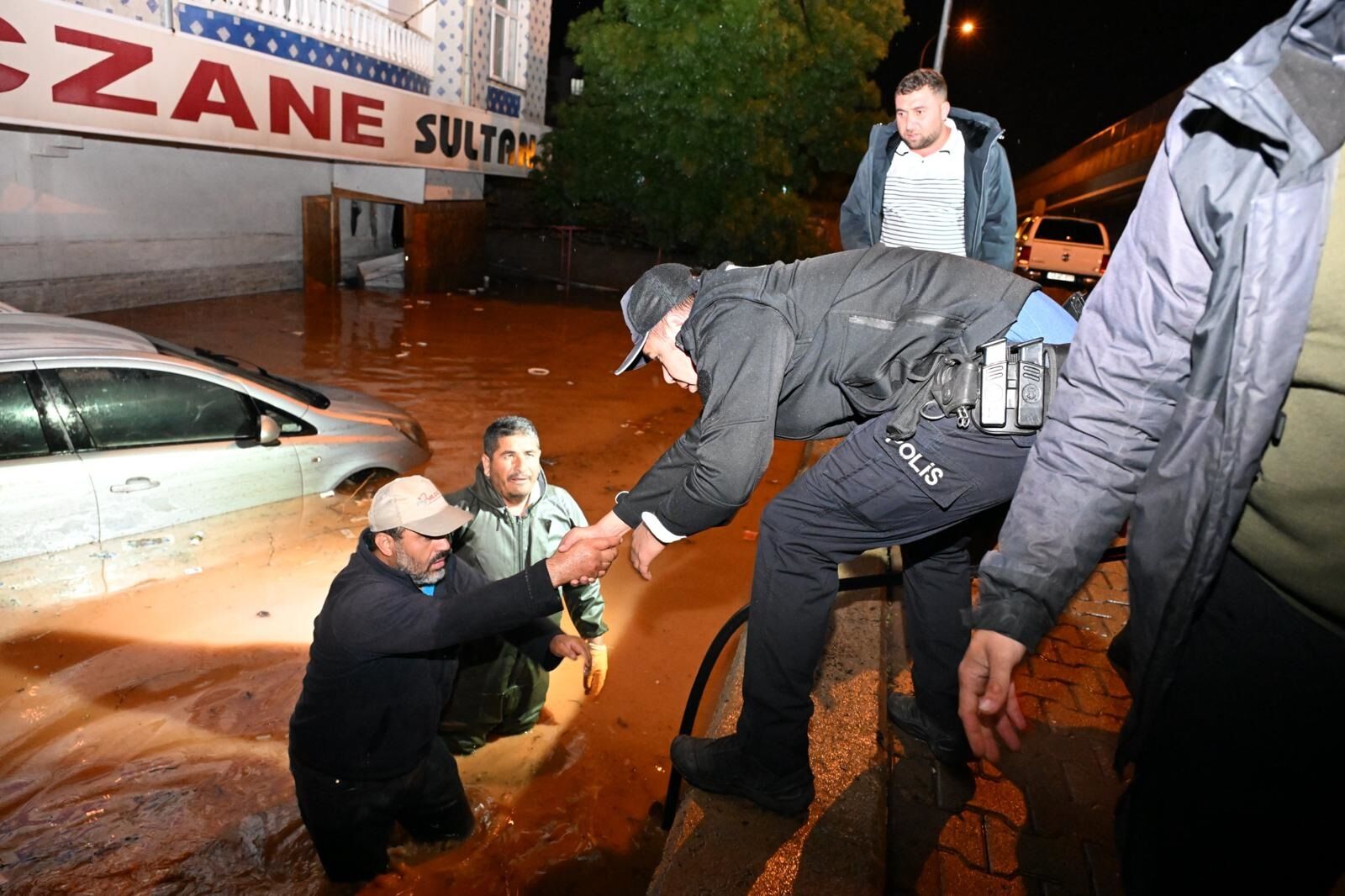 Kırşehir'de sağanak; 15 araç selde mahsur kaldı, 20 iş yerini su bastı