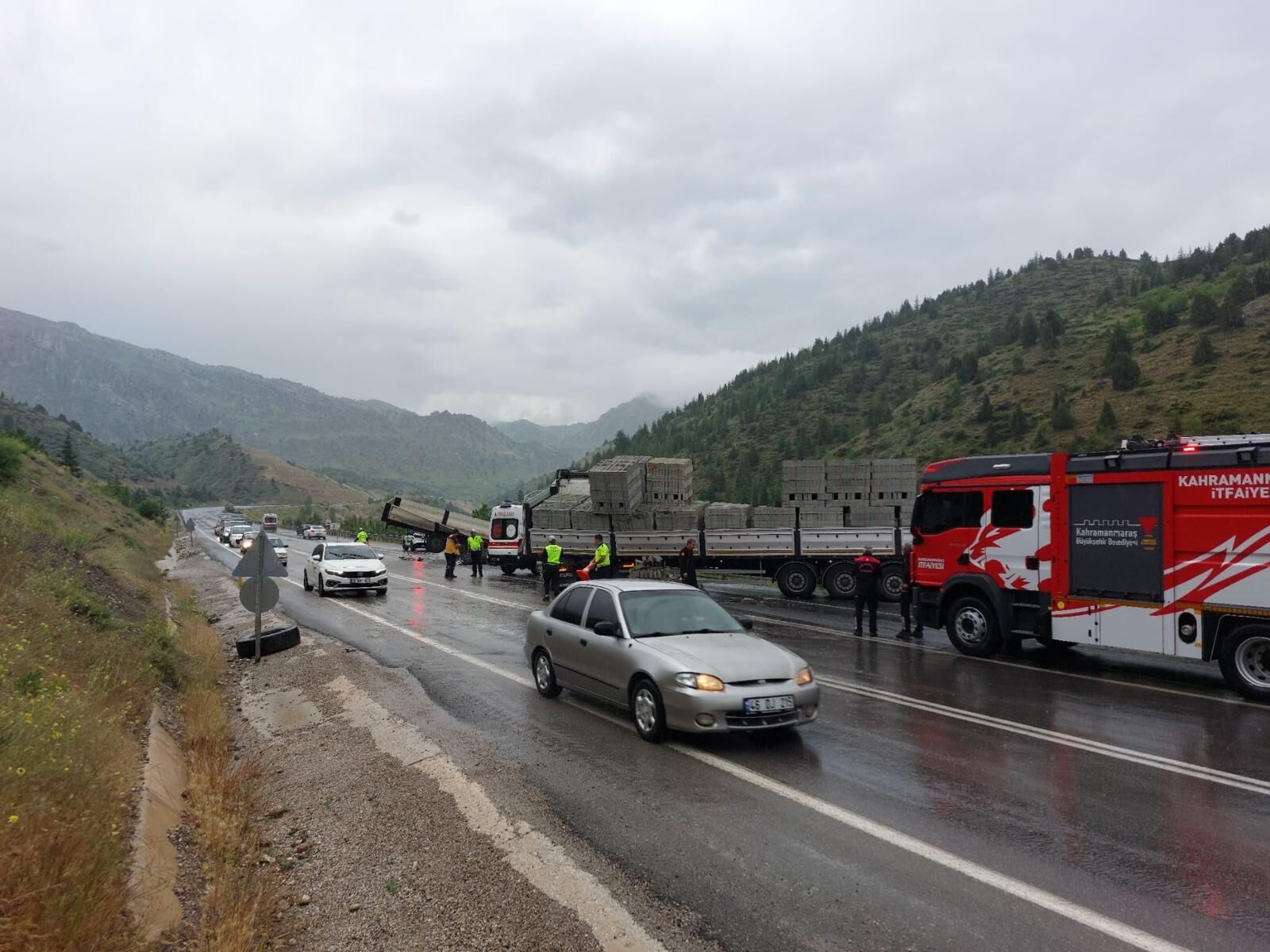 Kahramanmaraş Göksun Karayolunda Tırlar Çarpıştı, 1 Yaralı (3)
