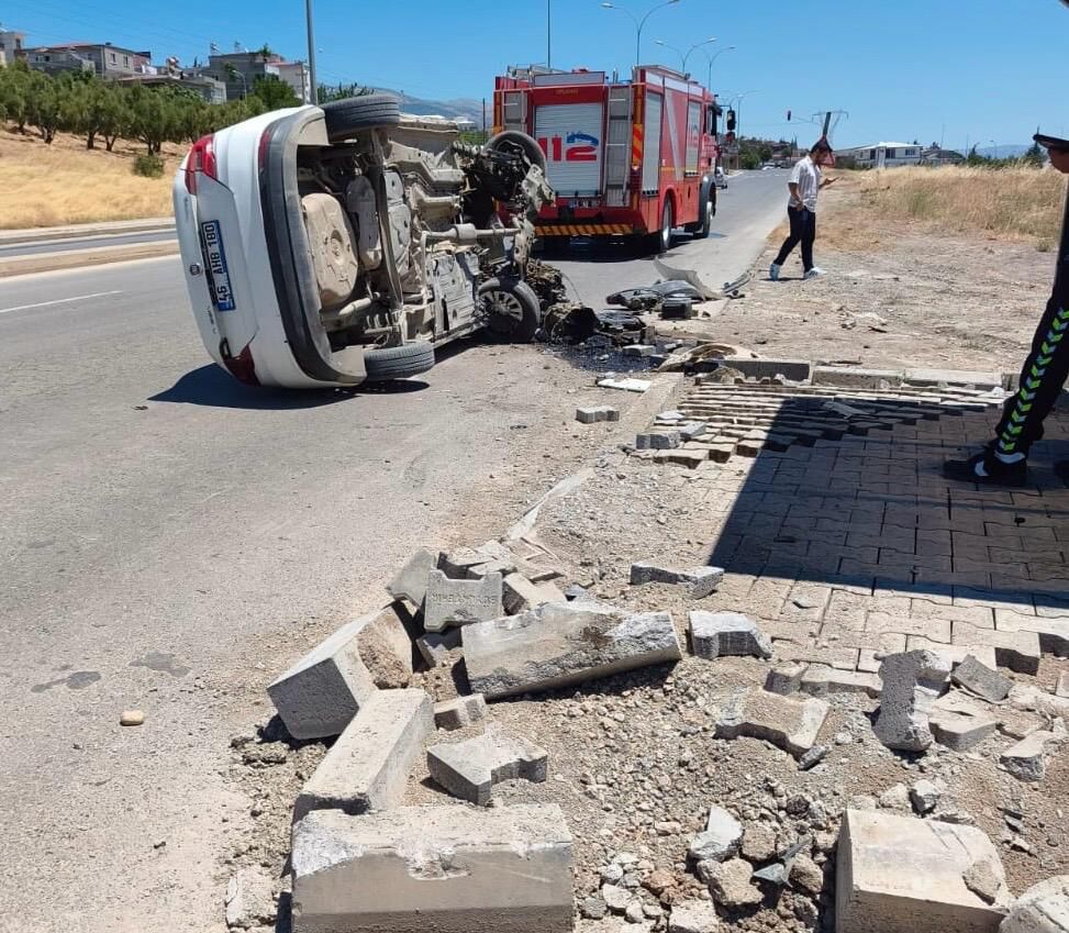 Kahramanmaraş Onikişubat'ta Yapılan Kontrolden Sonra Devrilen Otomobil Sürücüsü Itfaiye Ekipleri Kurtarıldı (1)