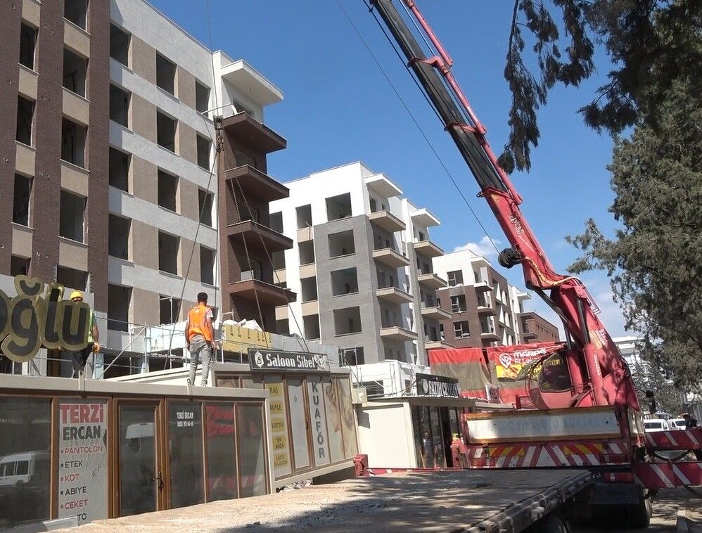 Kahramanmaraş'ta Esnafa Verilen Konteynerler Kaldırılmaya Başlandı (2)