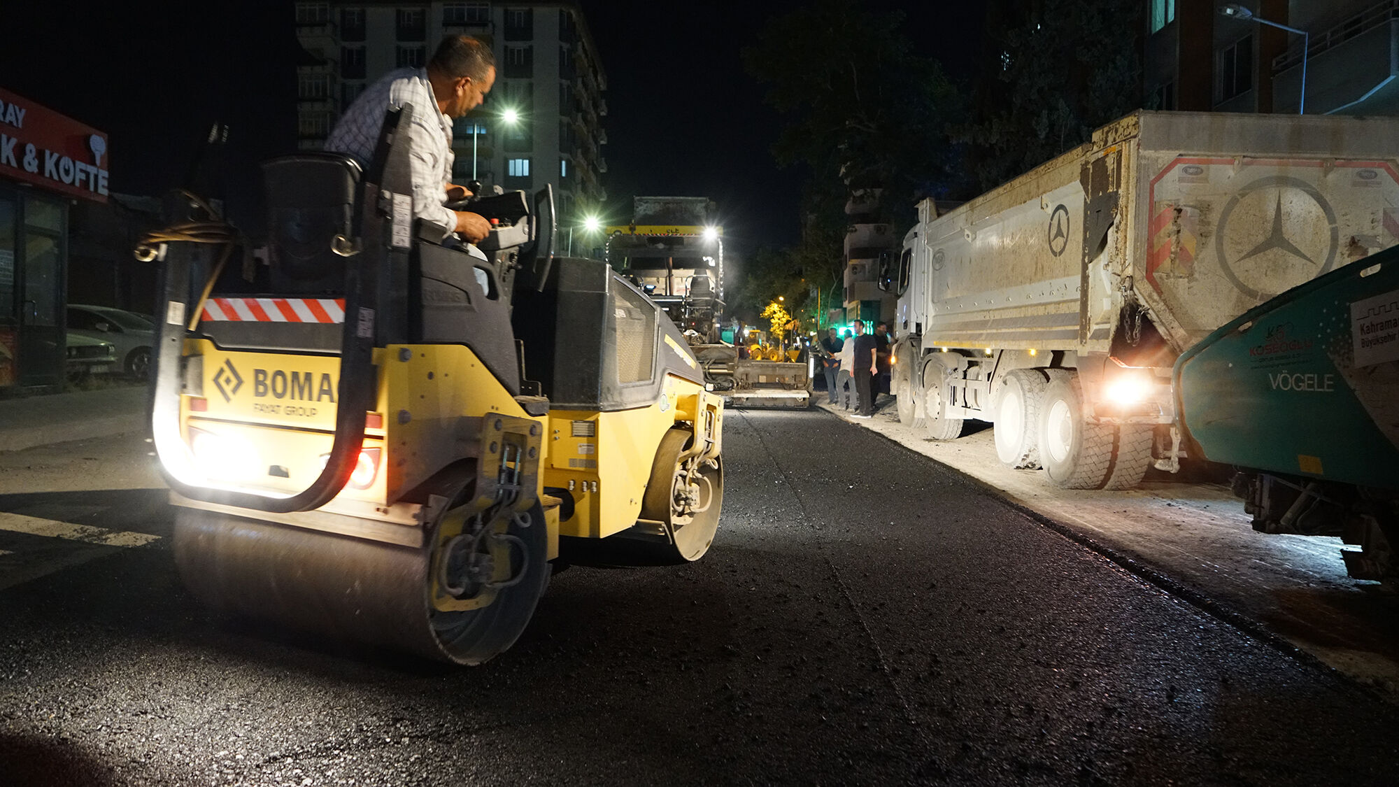 Kahramanmaraş’ta Gece Asfalt Mesaisi Caddeler Baştan Sona Yenileniyor (3)