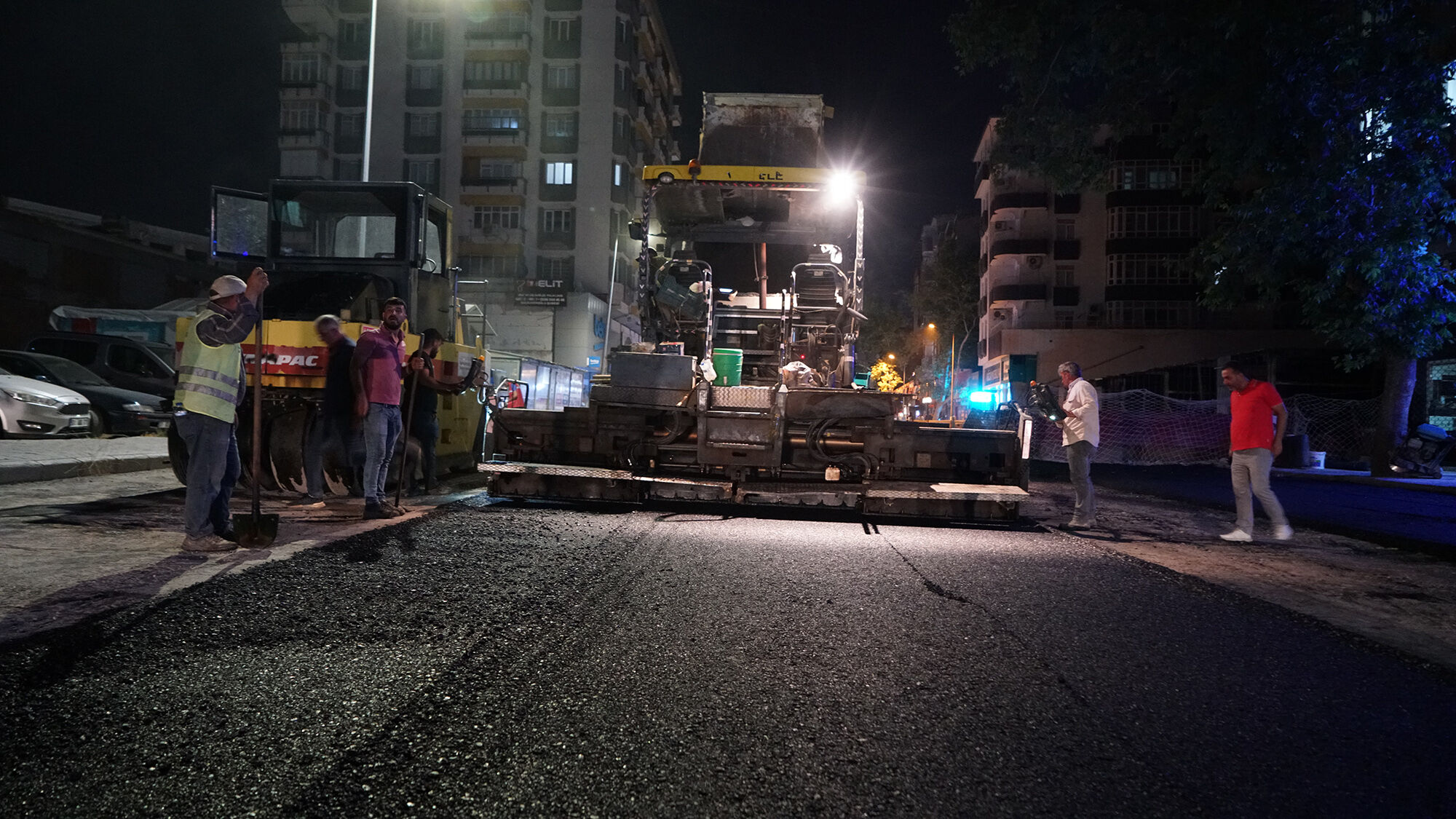 Kahramanmaraş’ta Gece Asfalt Mesaisi Caddeler Baştan Sona Yenileniyor (4)