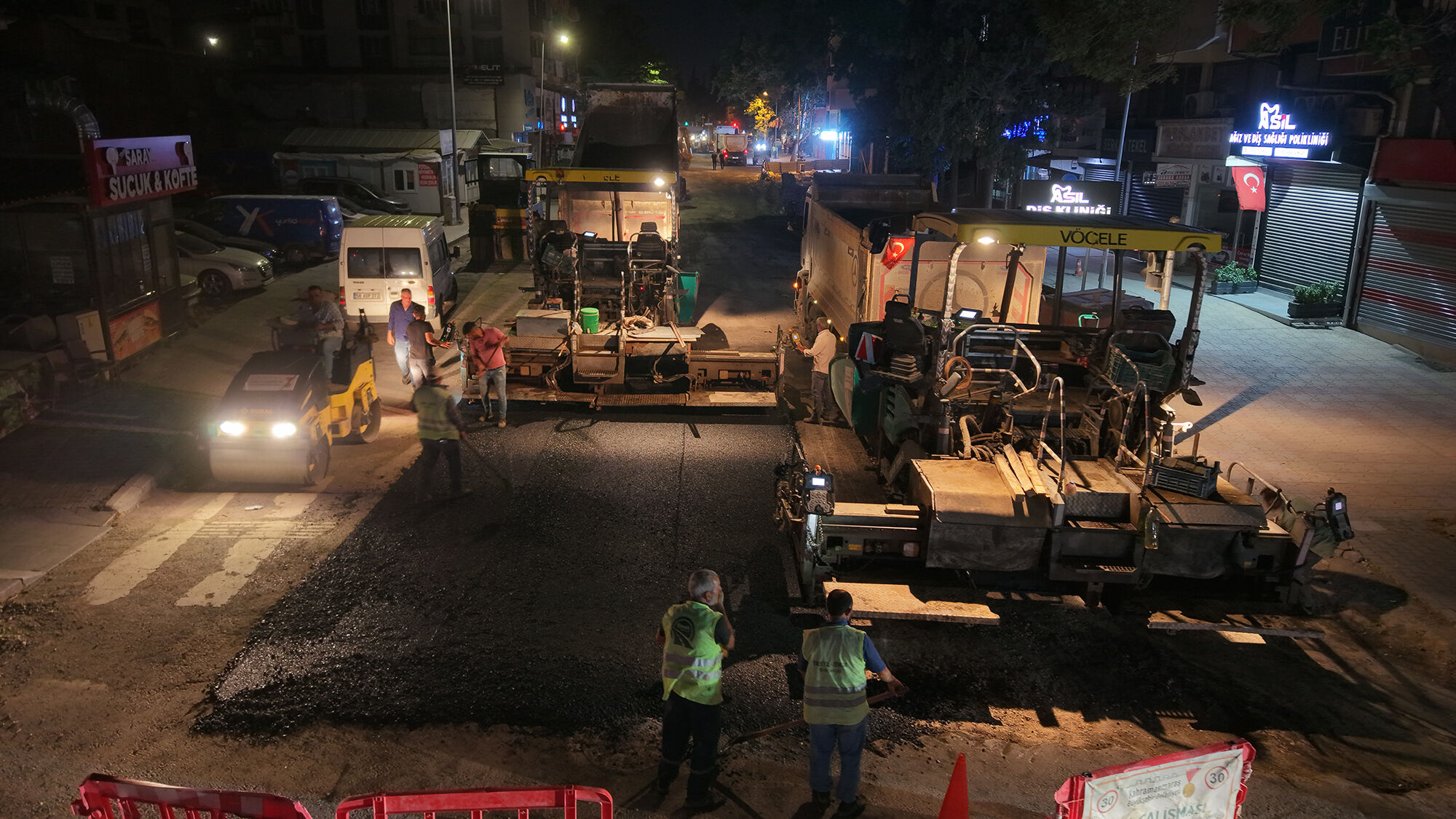 Kahramanmaraş’ta Gece Asfalt Mesaisi Caddeler Baştan Sona Yenileniyor (6)