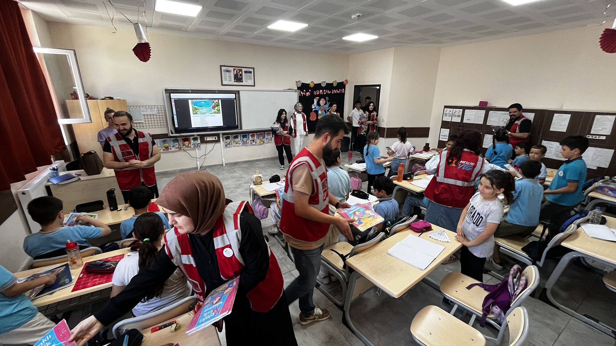 Kahramanmaraş’ta Gençlik Meclisi Çocukların Yüzünü Güldürdü (2)