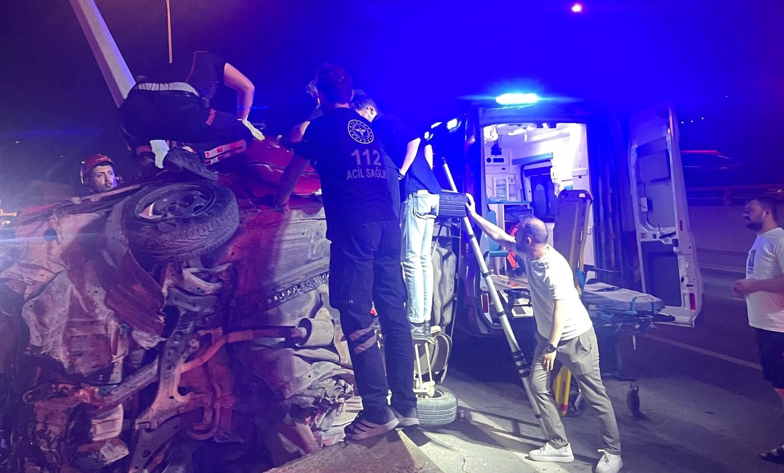 Kahramanmaraş’ta Kontrolden Çıkan Araç Direğe Çarptı 1’I Ağır 2 Yaralı (2)