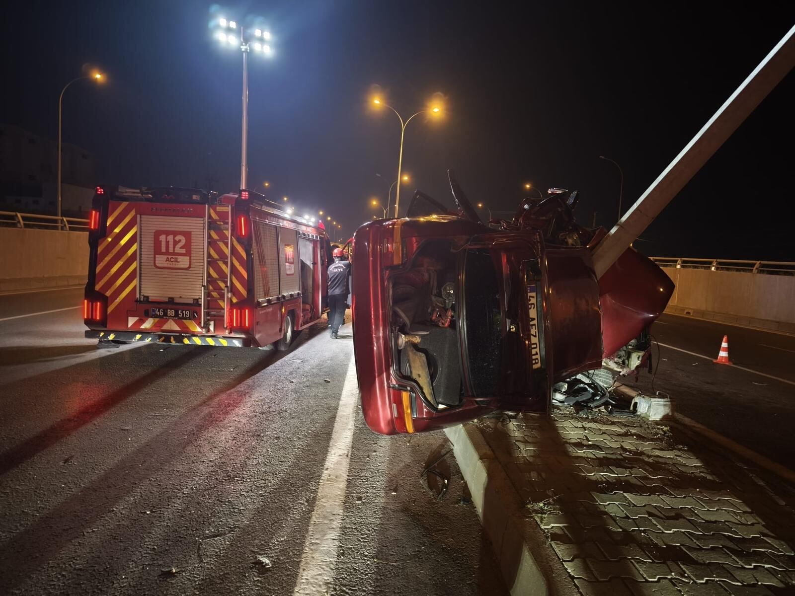 Kahramanmaraş’ta Kontrolden Çıkan Araç Direğe Çarptı 1’I Ağır 2 Yaralı (3)