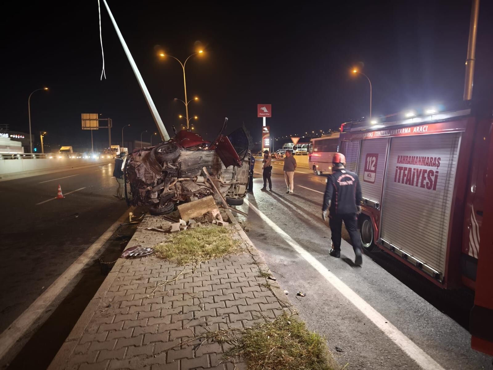 Kahramanmaraş’ta Kontrolden Çıkan Araç Direğe Çarptı 1’I Ağır 2 Yaralı (5)