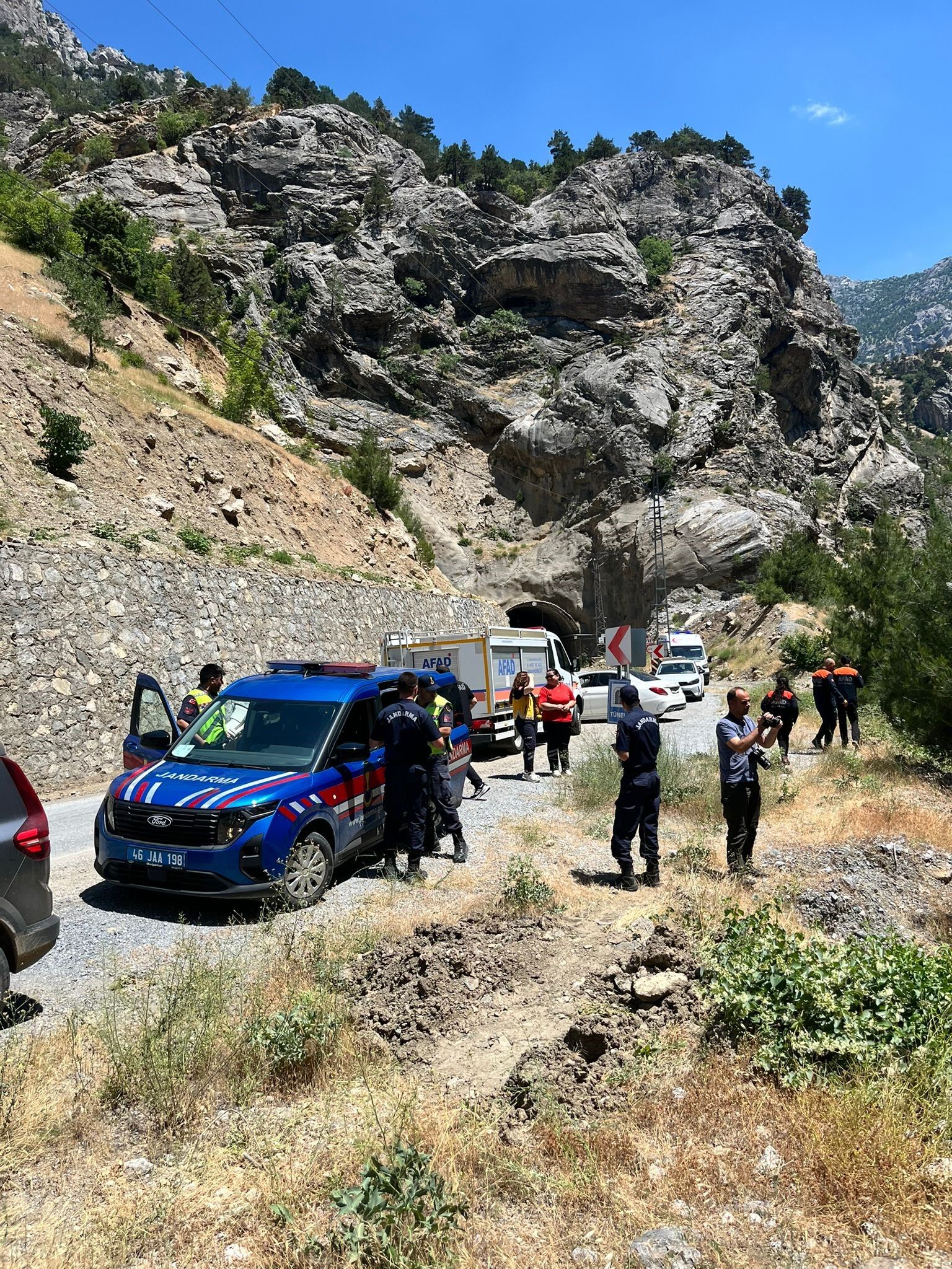 Kahramanmaraş'ta Nehirde Kaybolan Kişiyi Arama Çalışmaları Sürüyor (1)