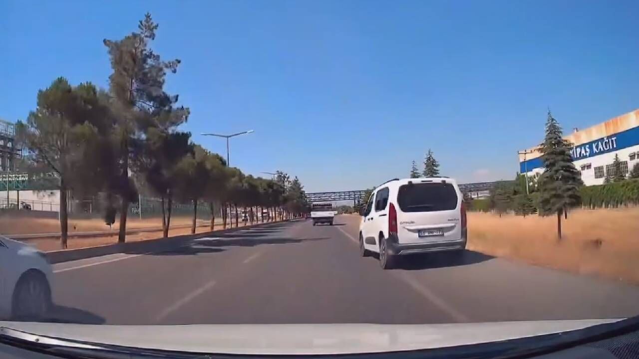 Kahramanmaraş'ta peş peşe makas atan sürücü kamerada