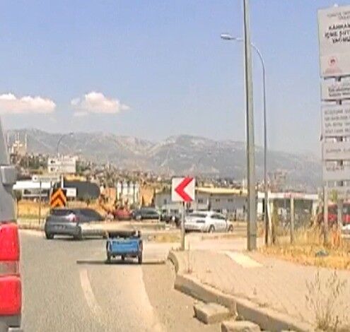 Kahramanmaraş'ta Trafikte Beklerken Motosiklet Üzerinde Oynamaya Başladı-1