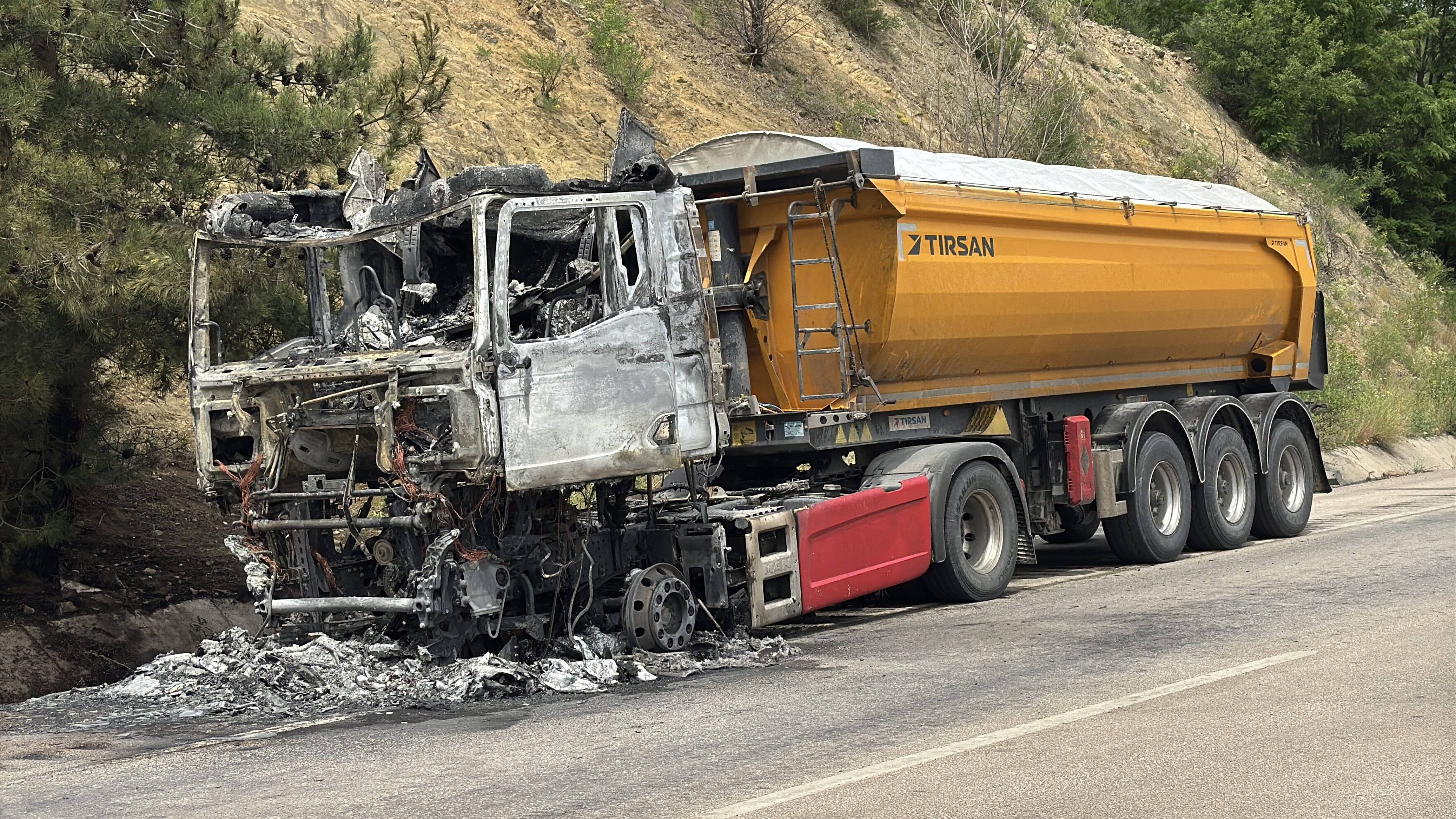 Karabük Ankara Yolunda Alev Paniği! Seyir Halindeki Kamyon Küle Döndü (2)