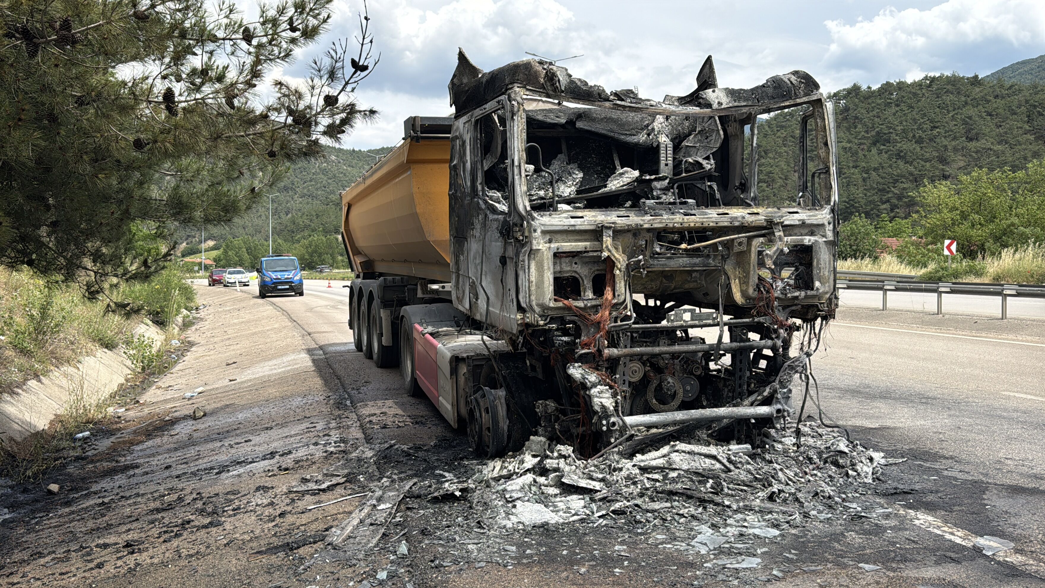 Karabük Ankara Yolunda Alev Paniği! Seyir Halindeki Kamyon Küle Döndü (3)