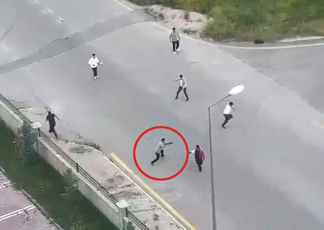 Kavga ettiği kişiyi tüfekle vurdu! Saldırı anı saniye saniye görüntülendi
