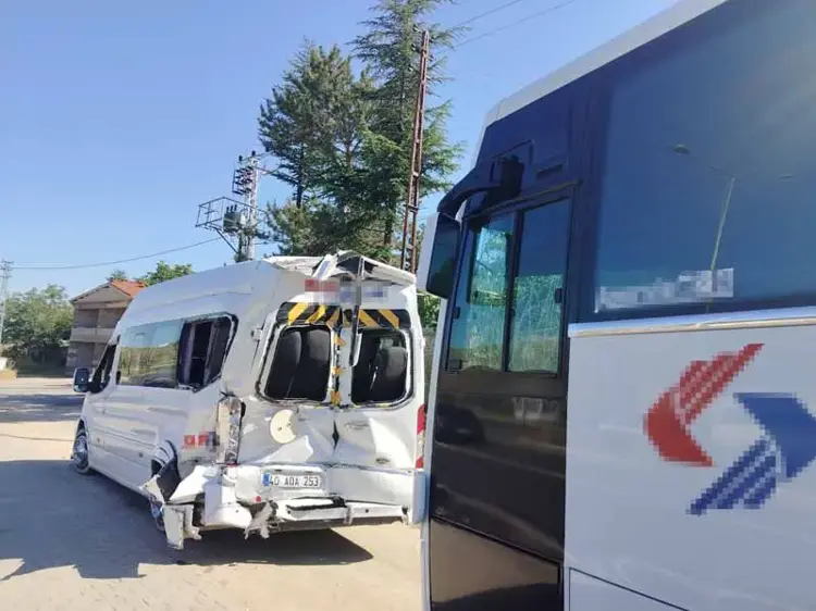 Kırşehir'de Işçi Servis Midibüsü, Minibüse Çarptı; 1'I Ağır 17 Yaralı