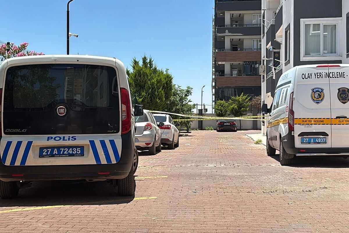 Kucağında çocuğuyla sekizinci kattan atladı
