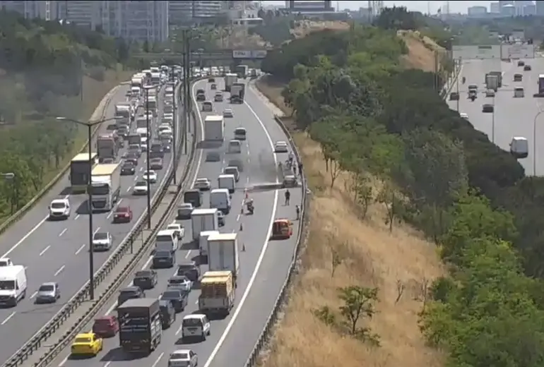 Küçükçekmece Tem Otoyolu'nda Otomobil Alev Alev Yandı; Yol Trafiğe Kapatıldı
