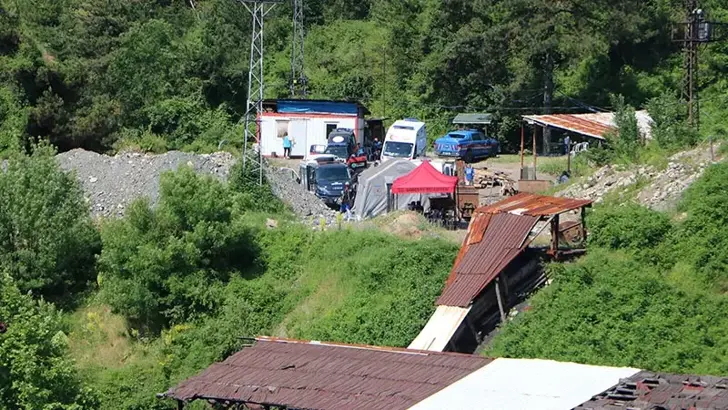 Maden Ocağında Mahsur Kalan Işçi 26 Saattir Arama Çalışmaları Devam Ediyor