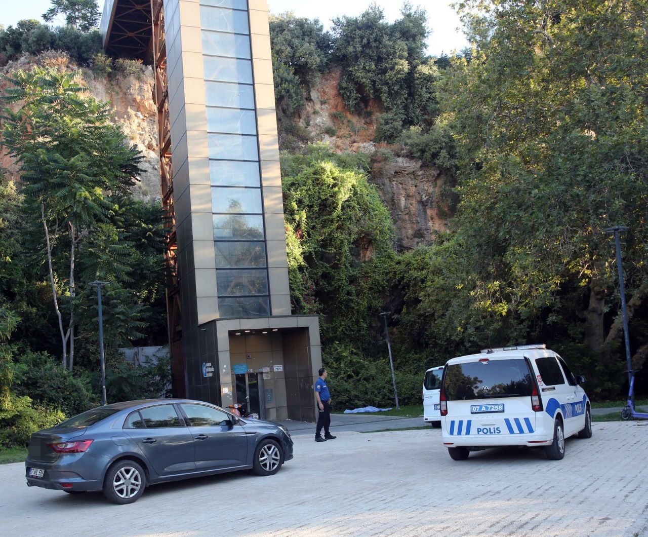 Manzara Izlerken 35 Metreden Düşerek Hayatını Kaybetti (2)