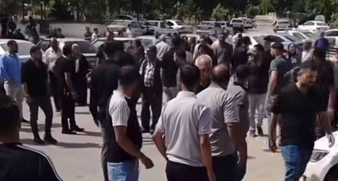 Mezarlıkta Silahlı Çatışma; 2 Kişinin Yaralandığı Panik Anları Kamerada