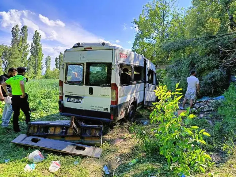 Minibüs Şarampole Yuvarlandı; 8 Yaralı