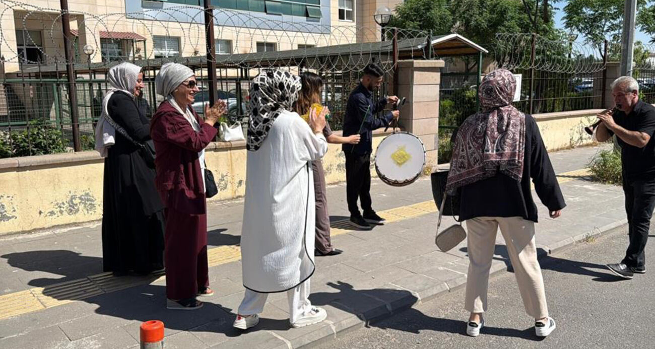 İlginç boşanma: Kadının halay çekmesine erkek bağlama çalarak cevap verdi