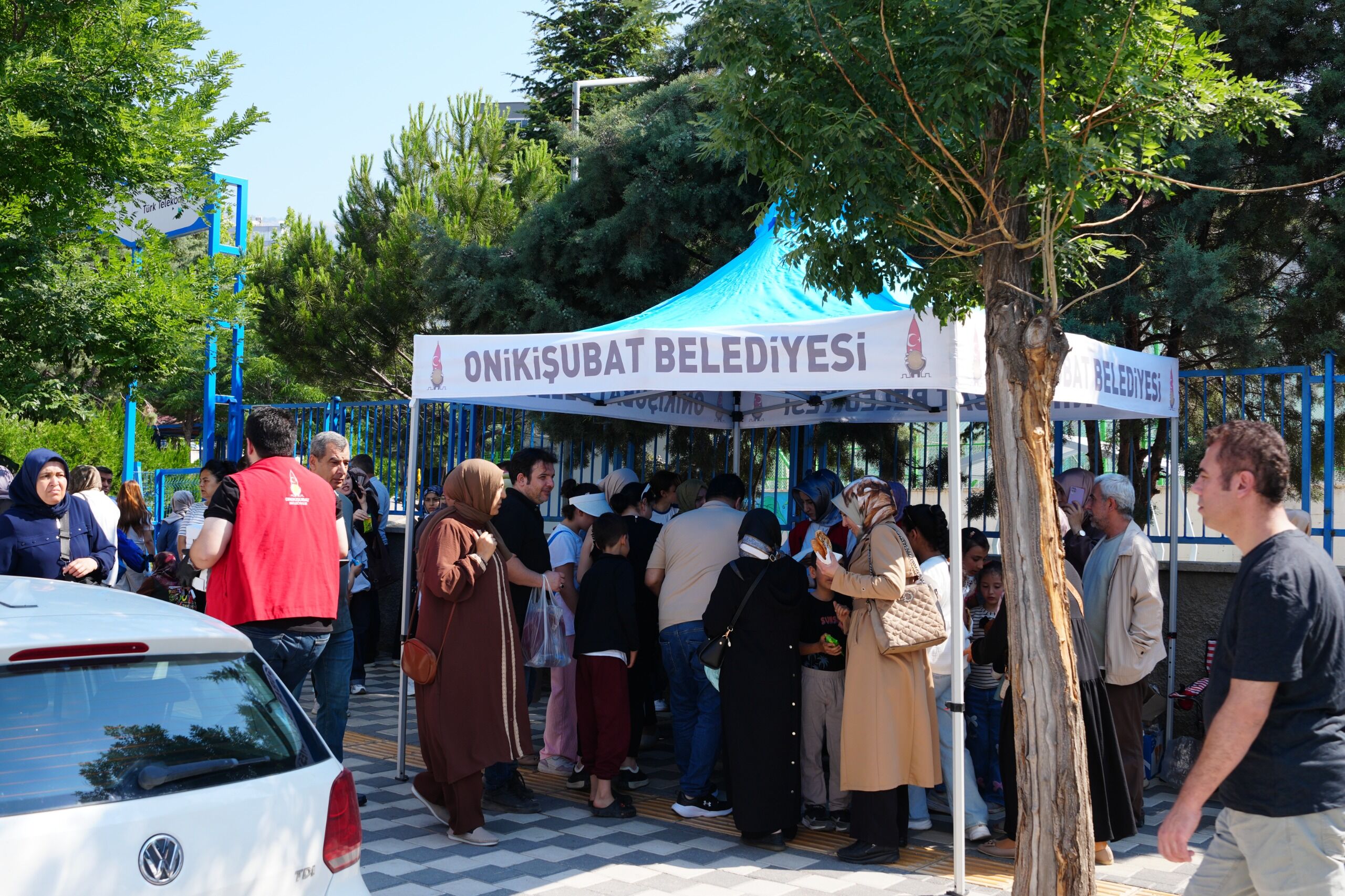 Onikişubat Belediyesi’nden Lgs Günü Velilere Destek Çadır Kuruldu, İkram Yapıldı (1)
