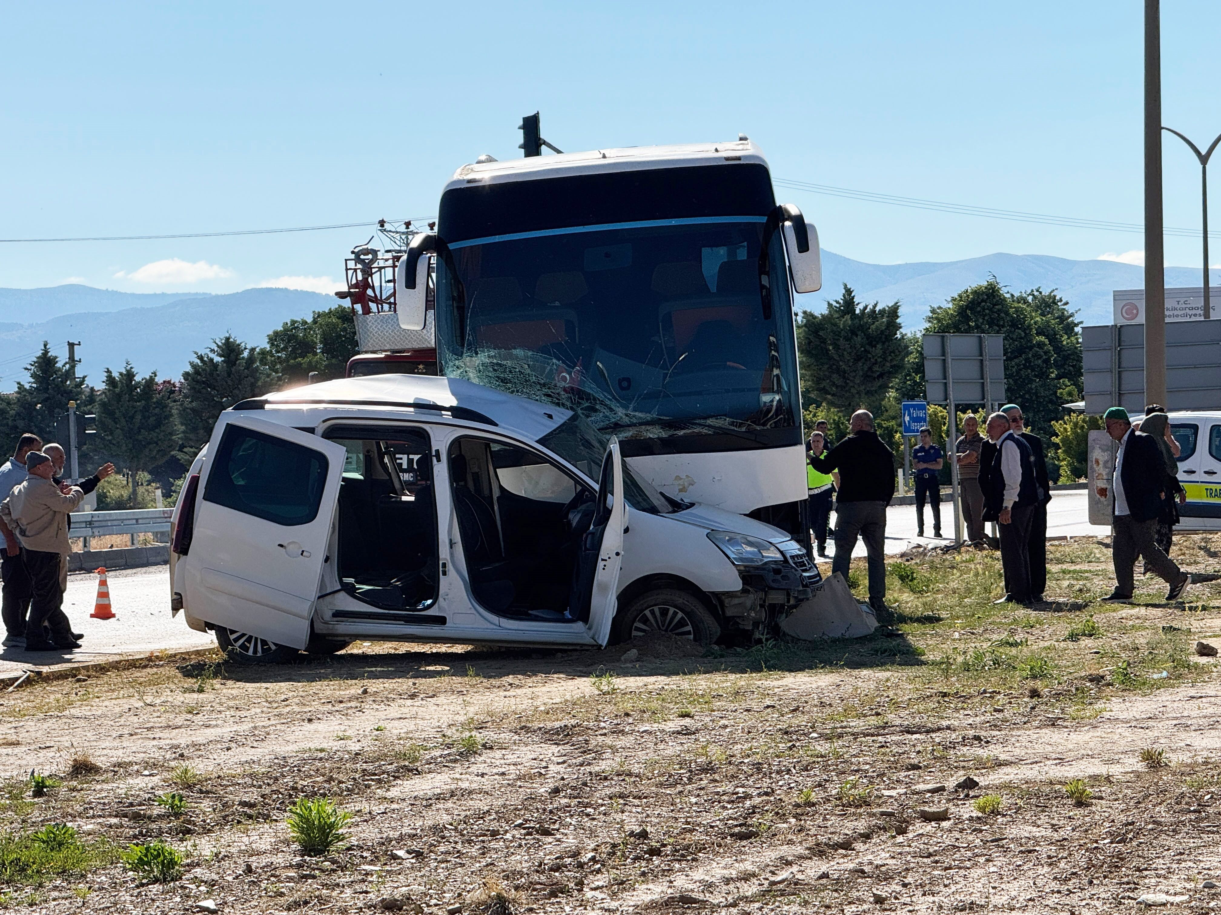 Otobüs Ile Araç Çarpıştı 25 Yaşındaki Sürücü Hayatını Kaybetti (1)