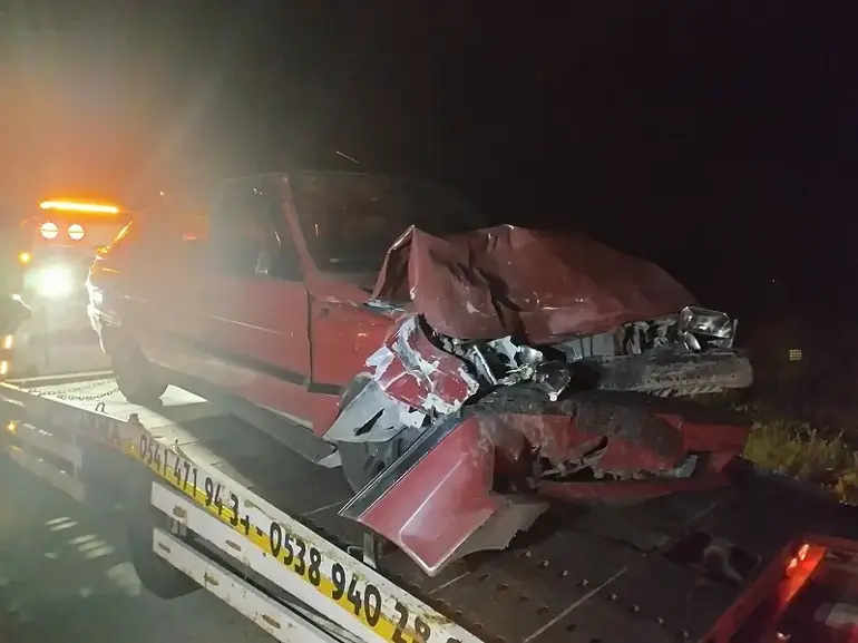 Otomobil Ile Hafif Ticari Araç Çarpıştı, 6 Yaralı (2)