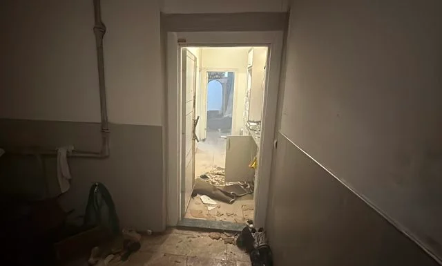 Psikolojik Sorunları Olan Kadın Evini Ateşe Verip Kendini Kilitledi (1)-1