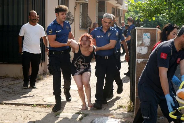 Psikolojik Sorunları Olan Kadın Evini Ateşe Verip Kendini Kilitledi (2)