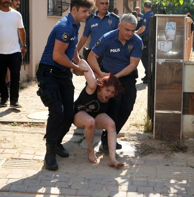 Psikolojik Sorunları Olan Kadın Evini Ateşe Verip Kendini Kilitledi (3)