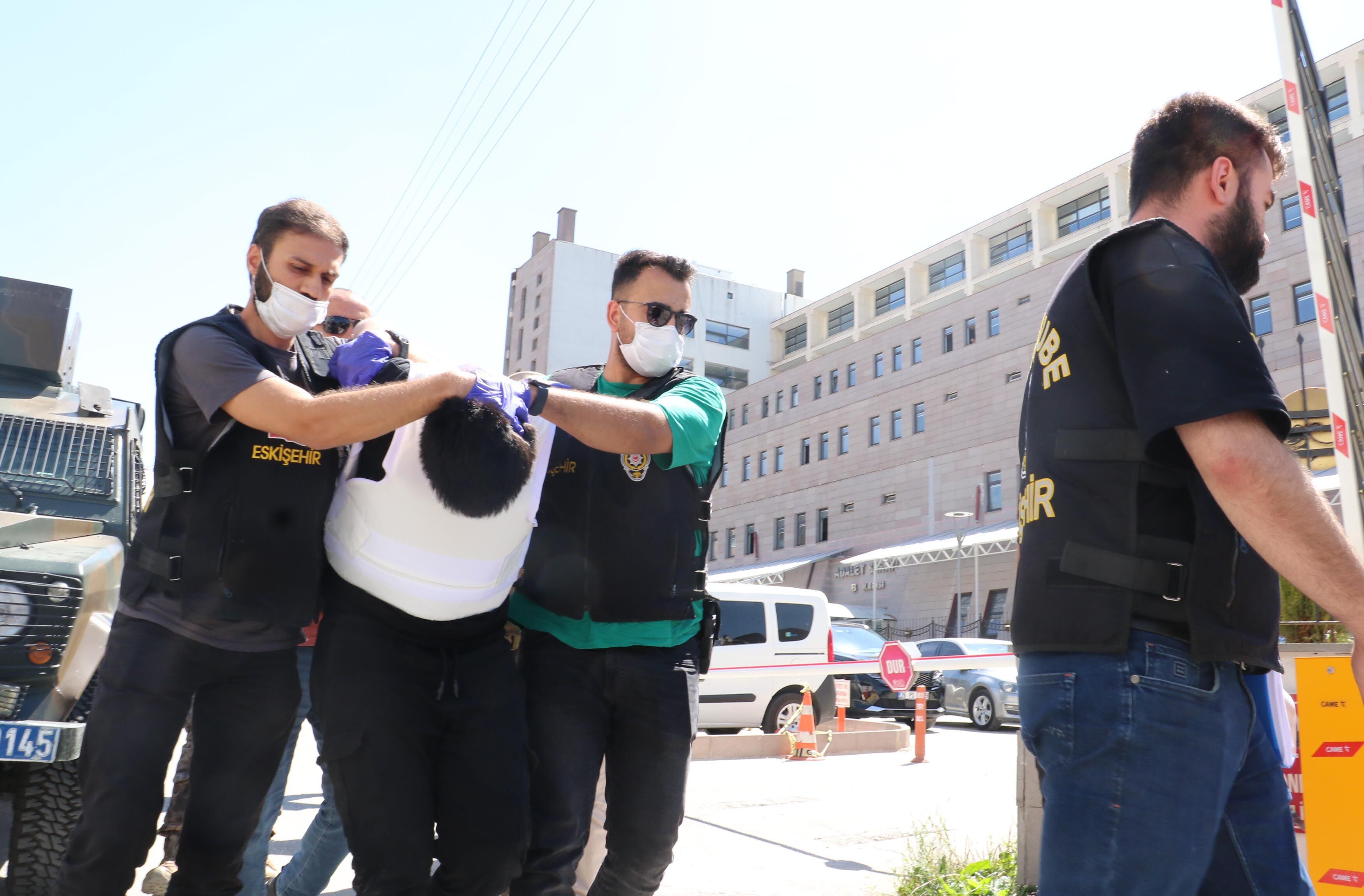 Sokakta 5 kişiyi bıçaklayıp 75 yıl ceza almıştı; cezaevinde intihar etti-1