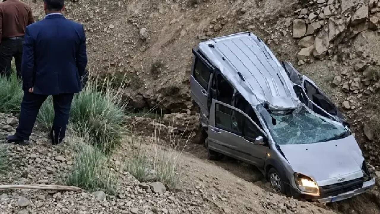 Şarampole yuvarlanan hafif ticari aracın sürücüsü öldü
