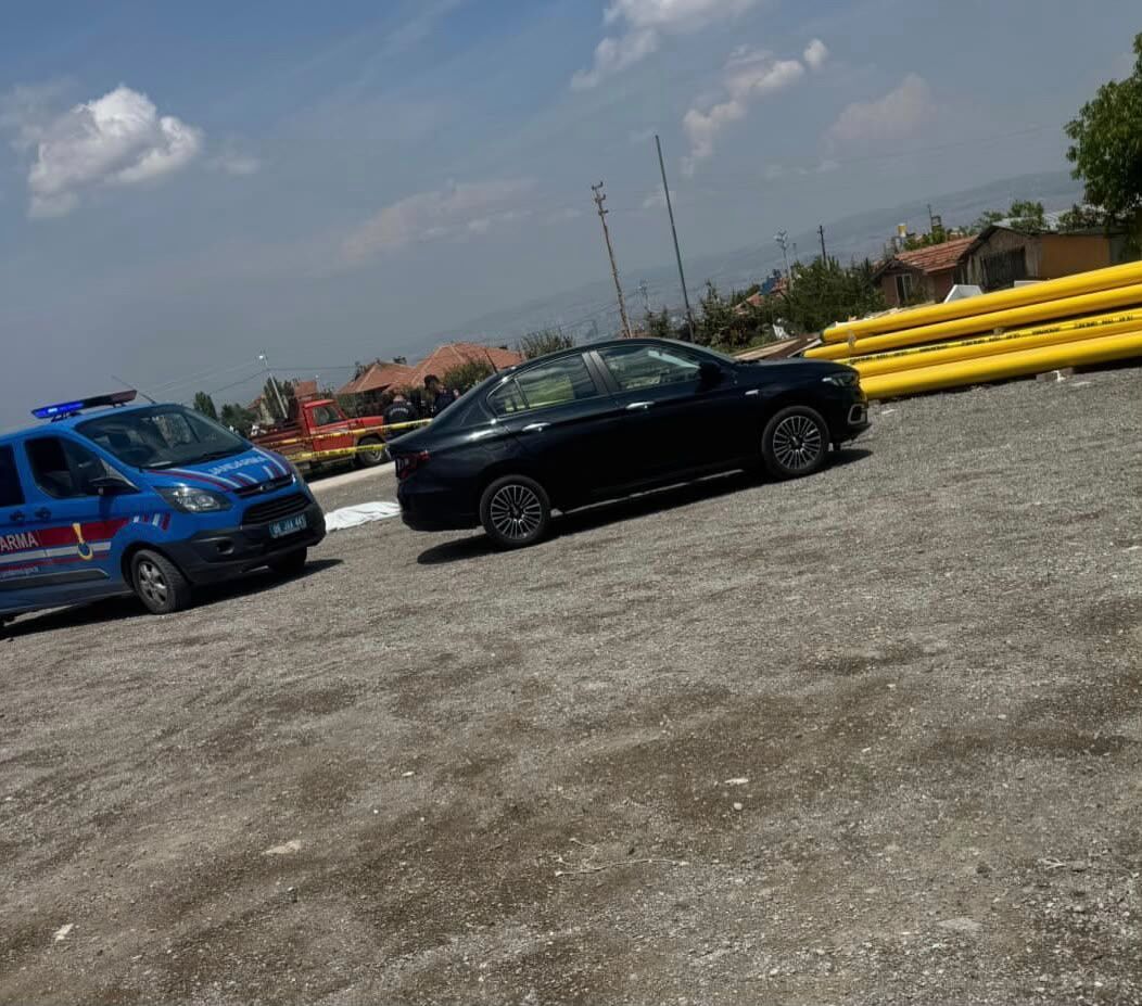 Seyyar Satıcı, Esnaf Çifti Silahla Yaralayıp, Yaşamına Son Verdi (1)