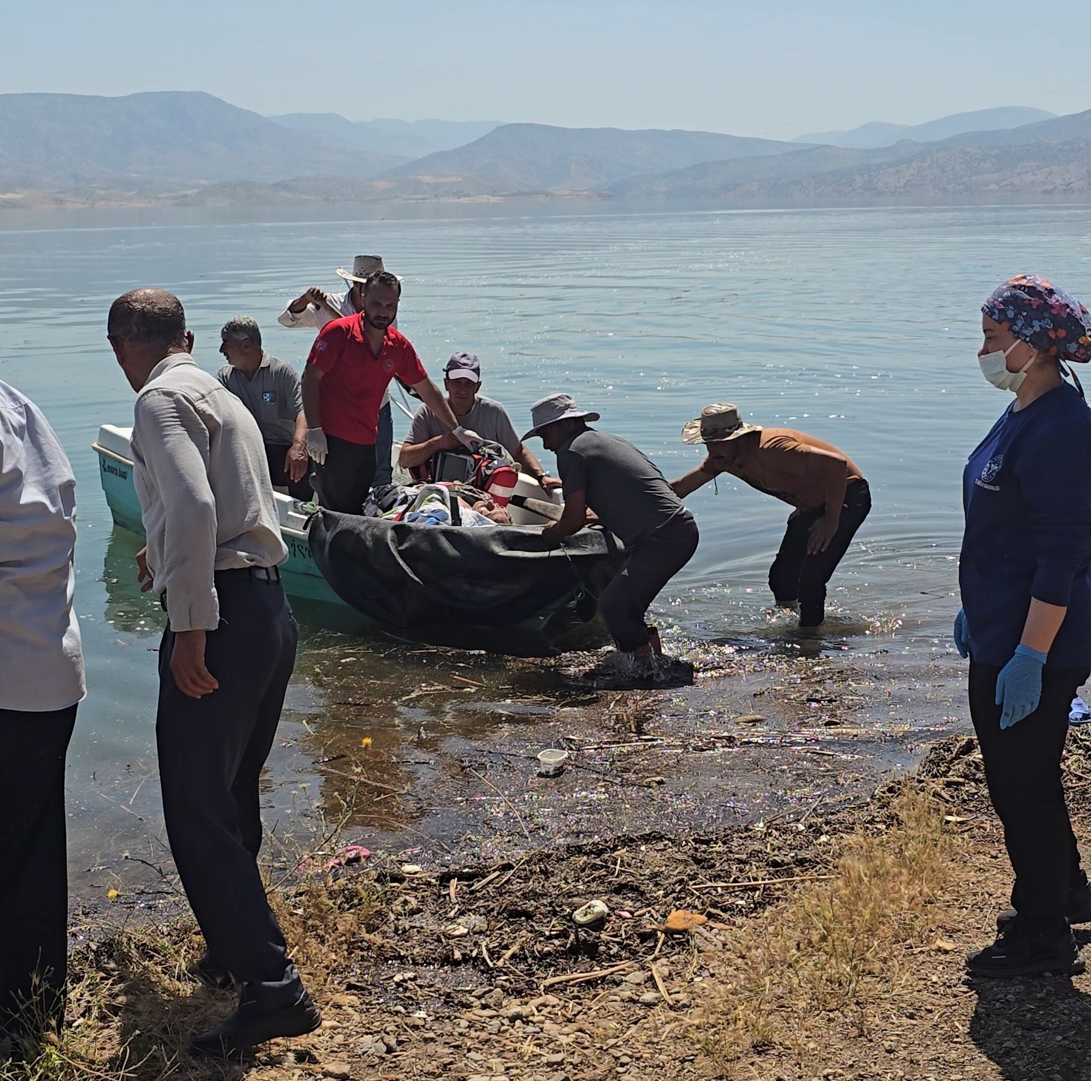 Siirt’te Bahçede Fenalaşan Hasta, Tekneyle Ambulansa Ulaştırıldı (1)