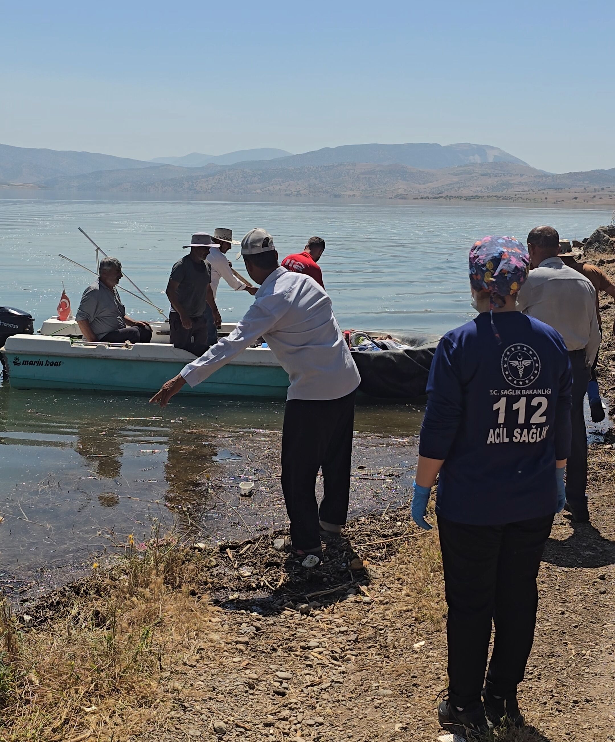 Siirt’te Bahçede Fenalaşan Hasta, Tekneyle Ambulansa Ulaştırıldı (2)