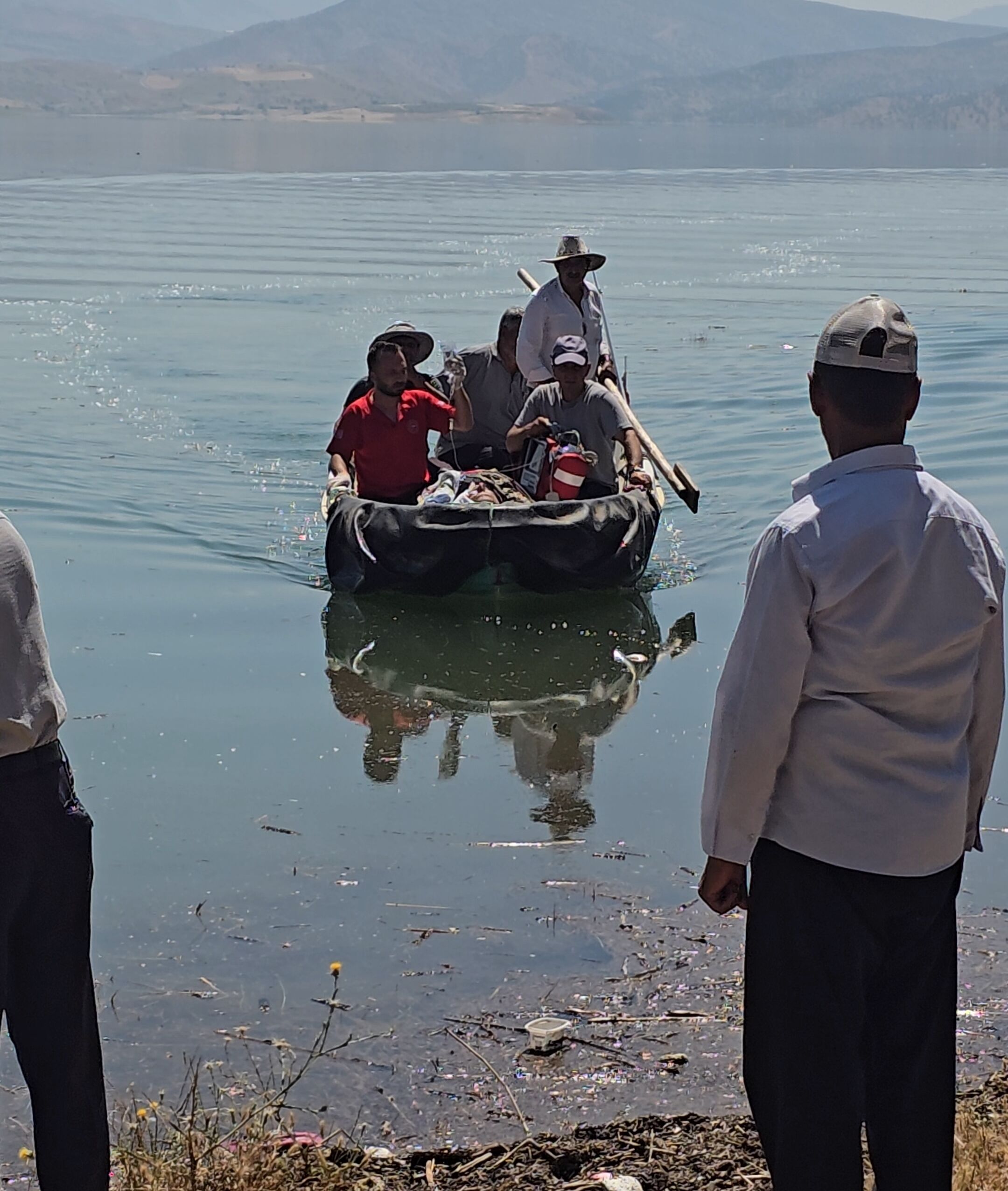 Siirt’te Bahçede Fenalaşan Hasta, Tekneyle Ambulansa Ulaştırıldı (3)