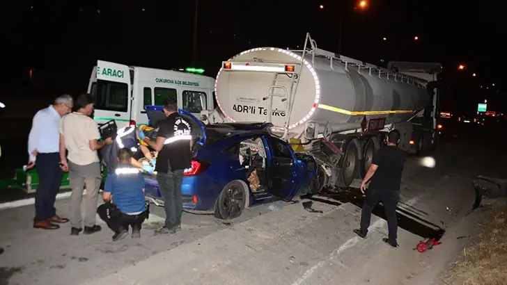 Tankerle Çarpışan Otomobildeki Baba Öldü, 2 Çocuğu Yaralandı-1
