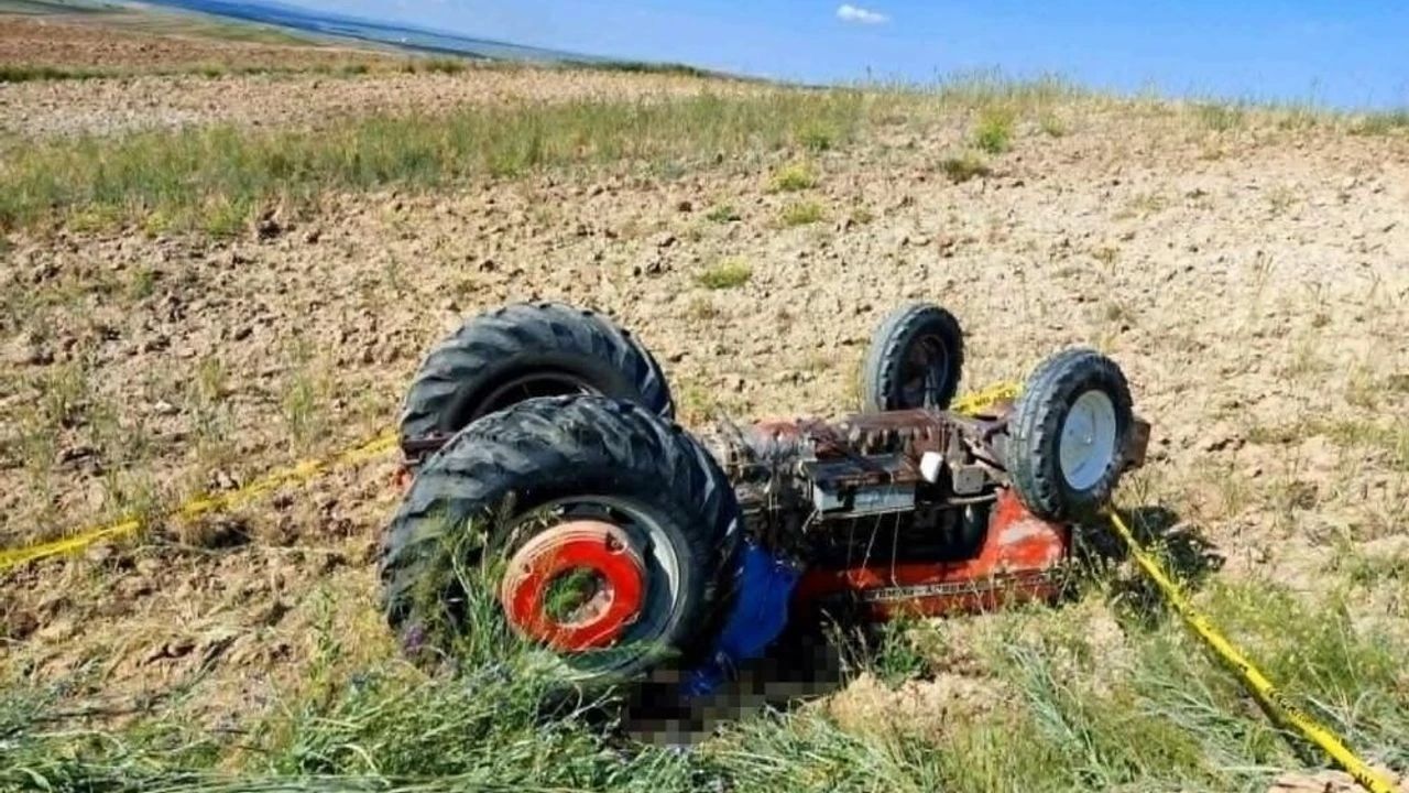 Tarla sürerken devrilen traktörün altında can verdi