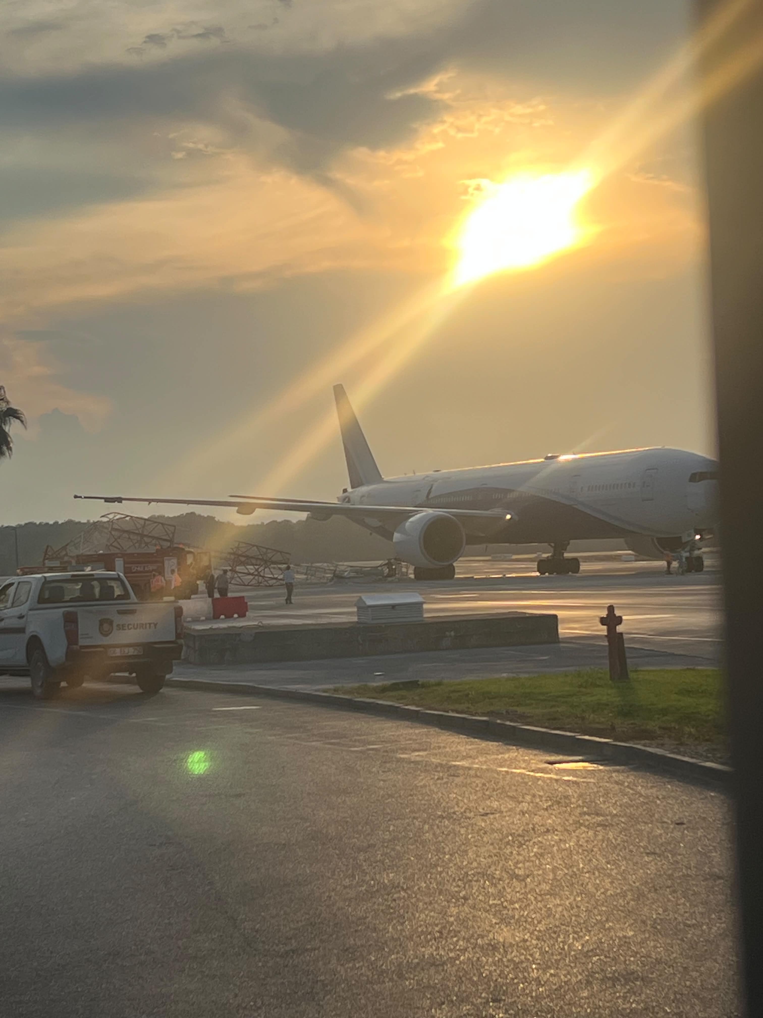 Thy Uçağı Kanadını Radar Direğine Çarptı 267 Yolcu Tahliye Edildi1