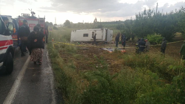 Tur Minibüsü Şarampole Yuvarlandı 4 Ölü, 16 Yaralı (2)