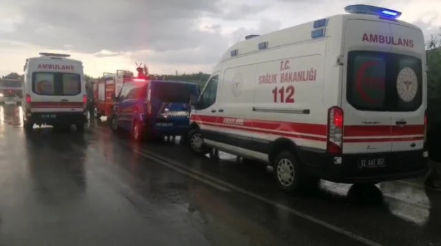 Tur Minibüsü Şarampole Yuvarlandı 4 Ölü, 16 Yaralı (3)