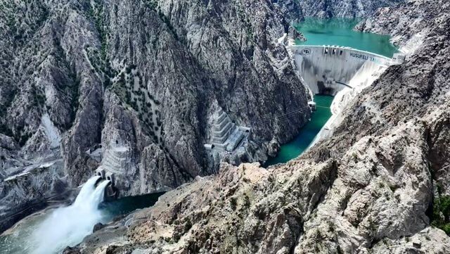 Türkiye’nin Dev Barajında Kapaklar Açıldı (2)