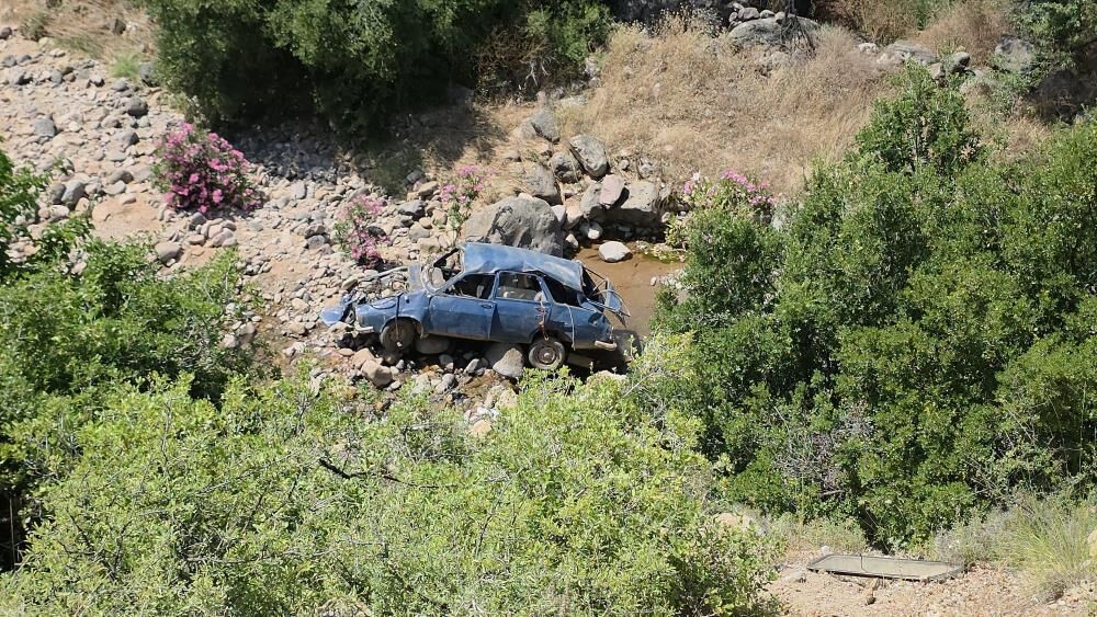 Uçurumdan Yuvarlanarak Hurdaya Dönen Otomobilin Sürücüsü Yaralandı
