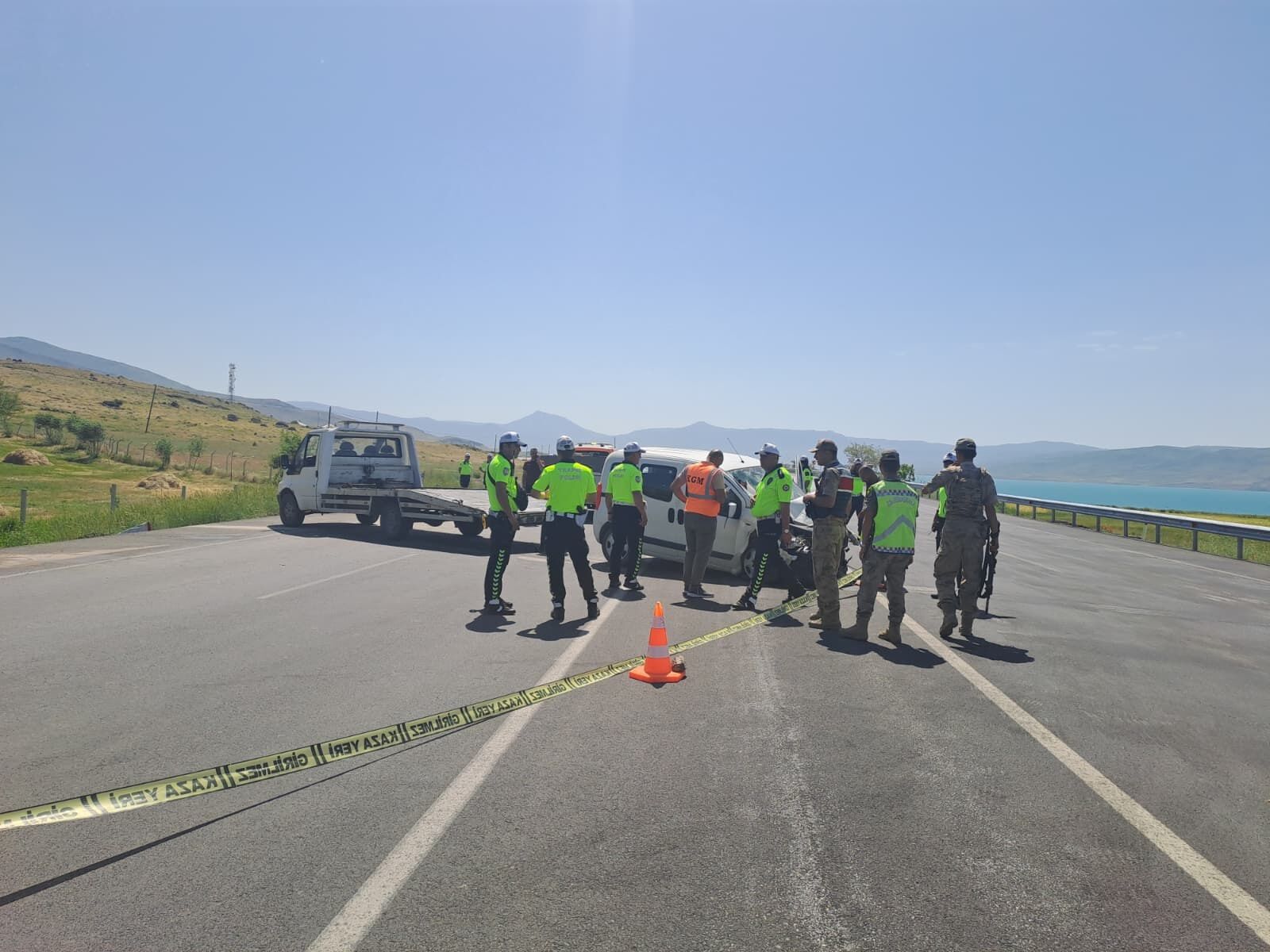 Van'da hafif ticari araç, park halindeki askeri araca çarptı; 1 şehit, 4'ü asker 5 yaralı