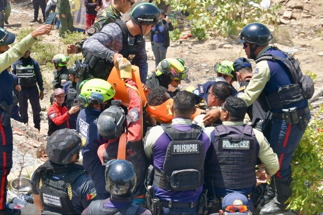 Venezuela'da Enkaz Altındaki Çocuk 6 Saatlik Operasyonla Kurtarıldı