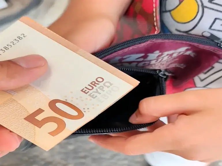 Yıkamak Için Aldığı Battaniyeden Çıkan Parayı Müşterisine Geri Verdi, Kadın Ise Poşeti Sordu